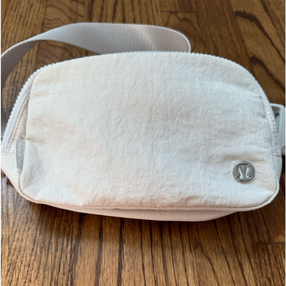 Lululemon Everywhere Belted Bag
